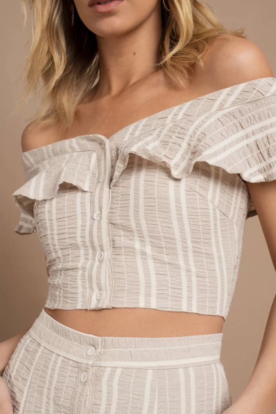 Off The Shoulder Tops*Tobi Stella Crop Top Beige